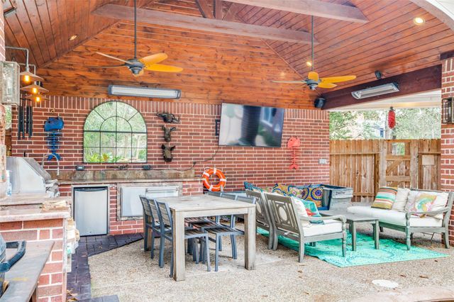 7 Deer Lake Court, The Woodlands, TX 77381