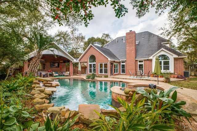 7 Deer Lake Court, The Woodlands, TX 77381