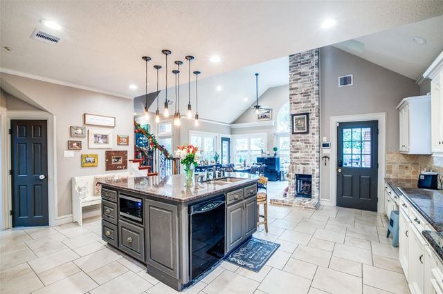 7 Deer Lake Court, The Woodlands, TX 77381