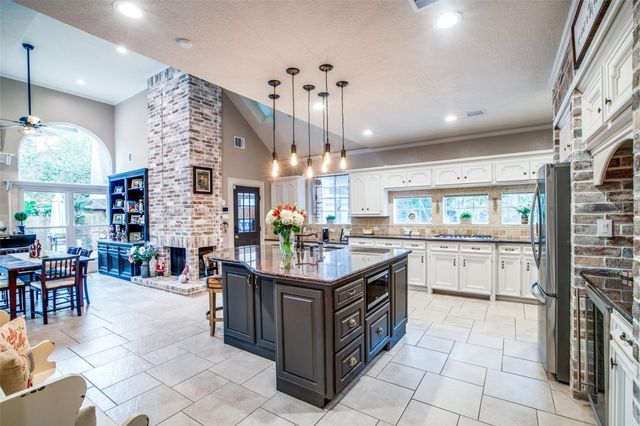 7 Deer Lake Court, The Woodlands, TX 77381