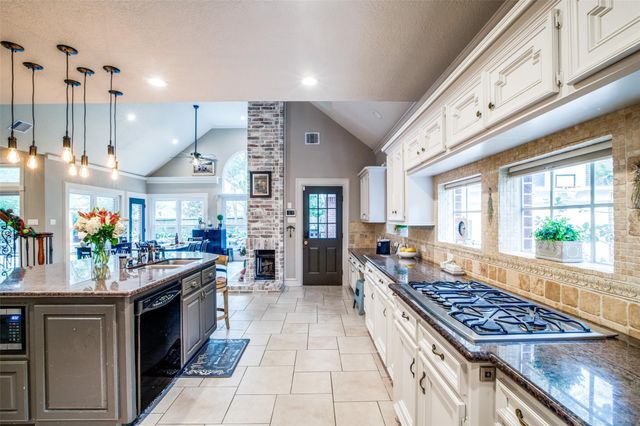 7 Deer Lake Court, The Woodlands, TX 77381