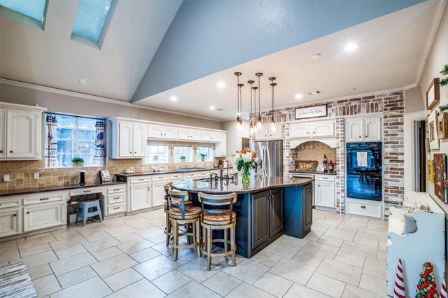 7 Deer Lake Court, The Woodlands, TX 77381