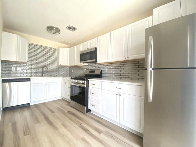 1611 W Edgerton AVENUE #T, Milwaukee, WI 53221