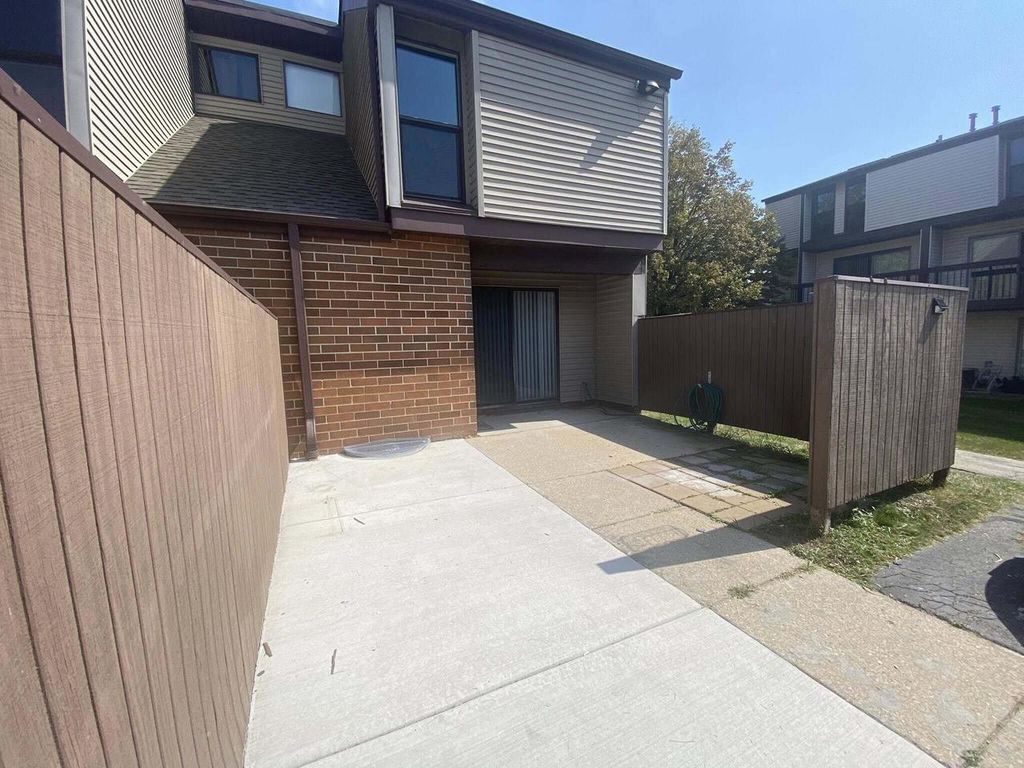 1611 W Edgerton AVENUE #T, Milwaukee, WI 53221