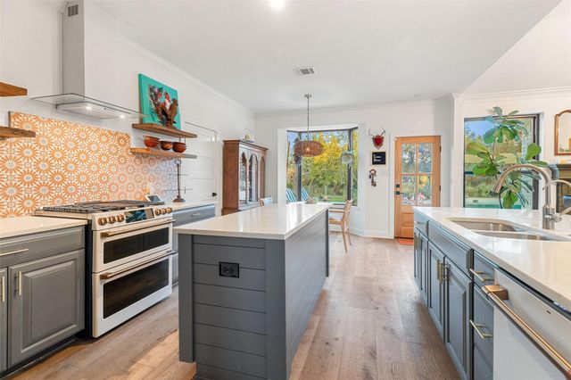 120 Oak Springs DR, Dripping Springs, TX 78620