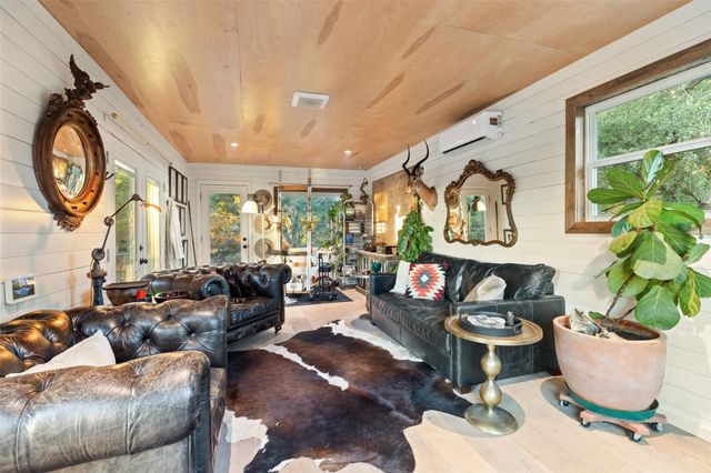 120 Oak Springs DR, Dripping Springs, TX 78620