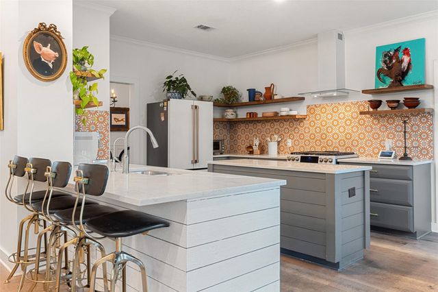 120 Oak Springs DR, Dripping Springs, TX 78620