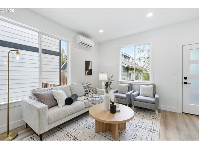 528 S TEXAS St, Portland, OR 97219