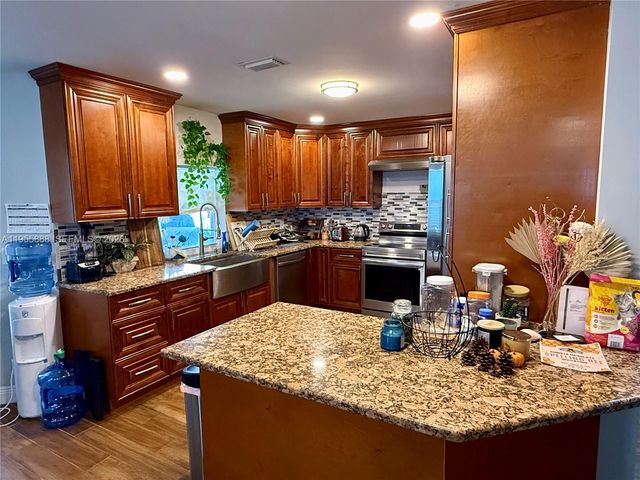 5528 Descartes Cir, Boynton Beach, FL 33472