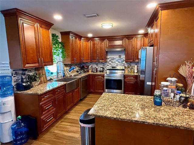 5528 Descartes Cir, Boynton Beach, FL 33472