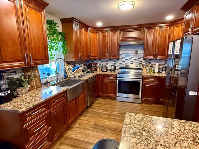 5528 Descartes Cir, Boynton Beach, FL 33472