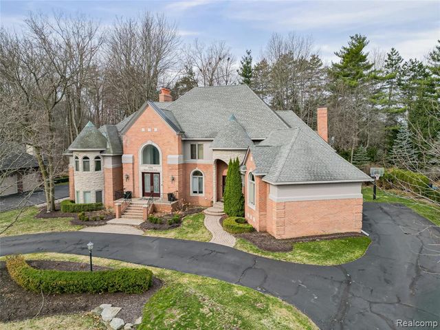 3586 Walnut Brook Drive, Rochester Hills, MI 48309
