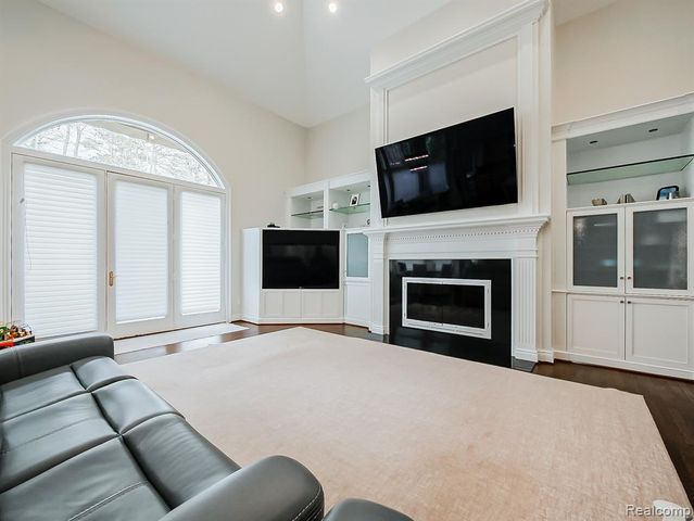 3586 Walnut Brook Drive, Rochester Hills, MI 48309