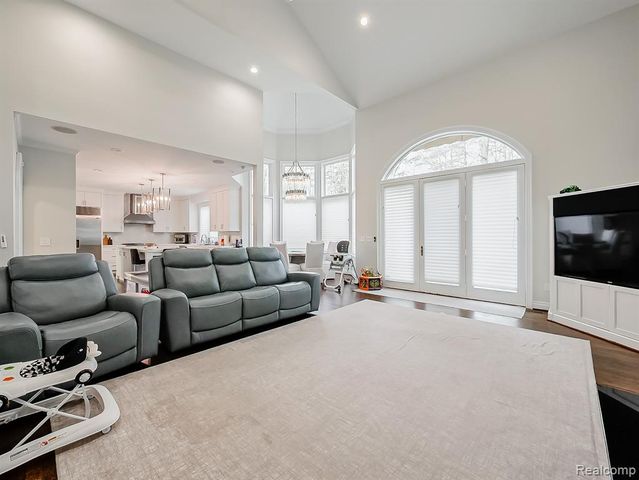 3586 Walnut Brook Drive, Rochester Hills, MI 48309