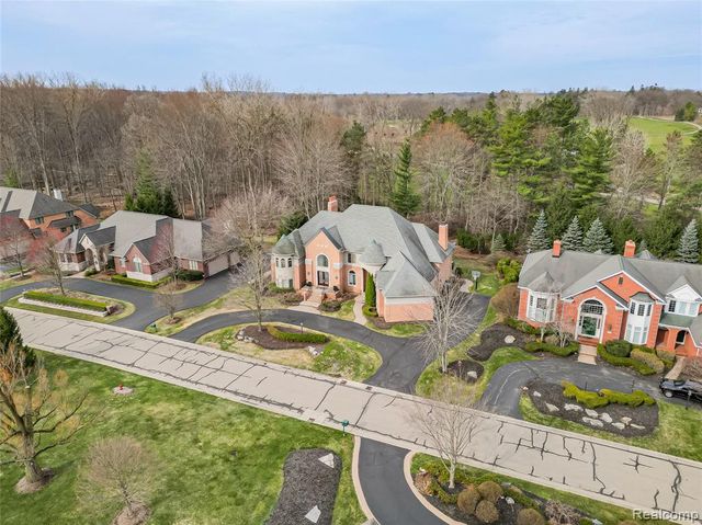 3586 Walnut Brook Drive, Rochester Hills, MI 48309
