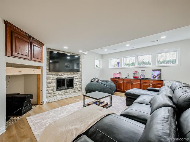 3586 Walnut Brook Drive, Rochester Hills, MI 48309