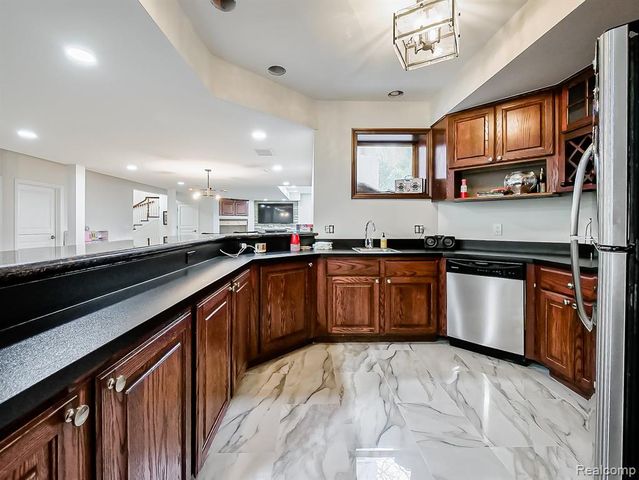 3586 Walnut Brook Drive, Rochester Hills, MI 48309