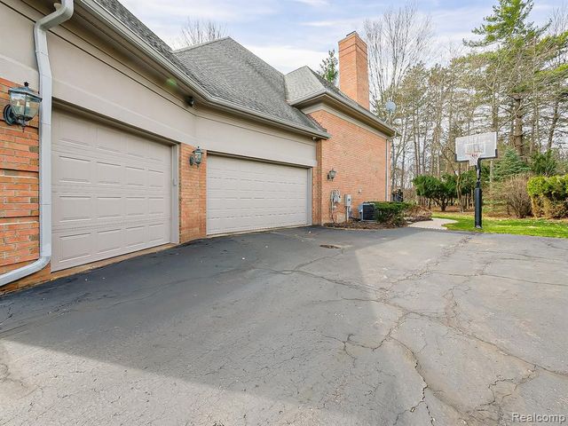 3586 Walnut Brook Drive, Rochester Hills, MI 48309