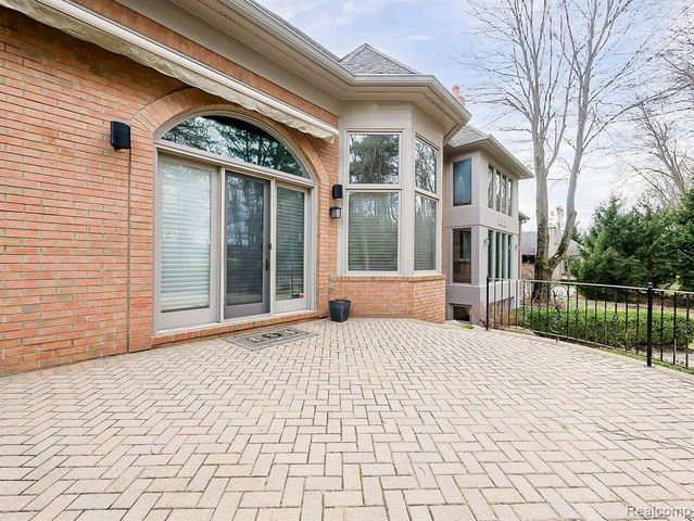 3586 Walnut Brook Drive, Rochester Hills, MI 48309