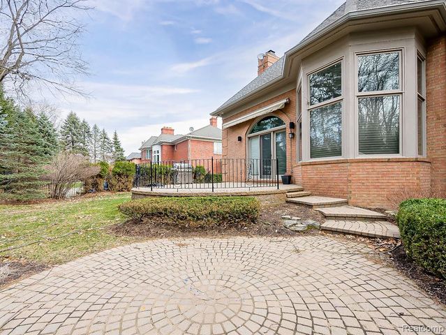 3586 Walnut Brook Drive, Rochester Hills, MI 48309