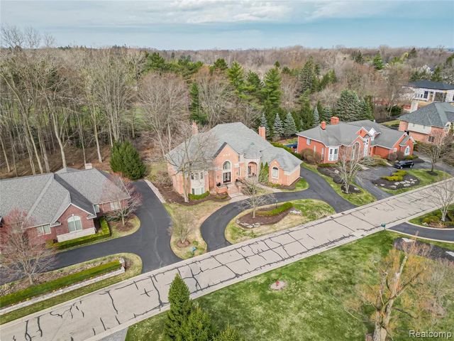 3586 Walnut Brook Drive, Rochester Hills, MI 48309