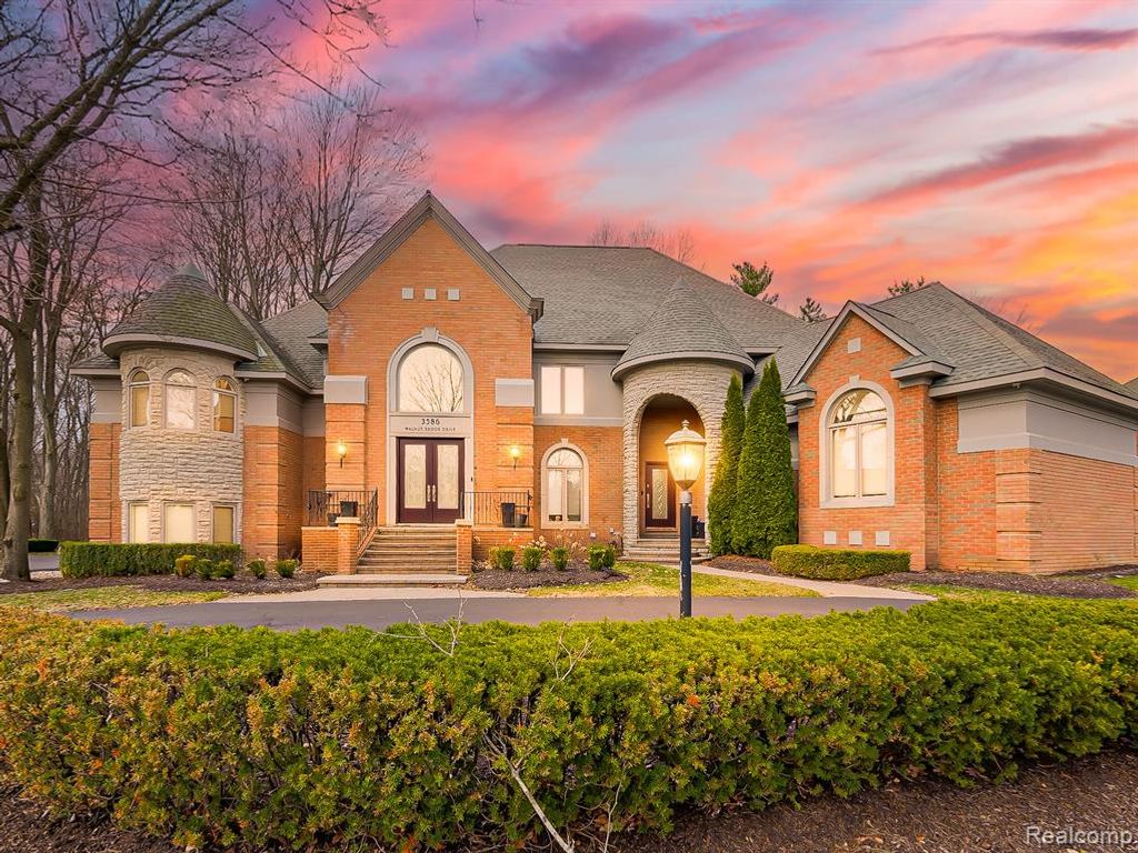 3586 Walnut Brook Drive, Rochester Hills, MI 48309