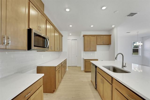 999 FIESTA KEY CIRCLE, Lady Lake, FL 32159