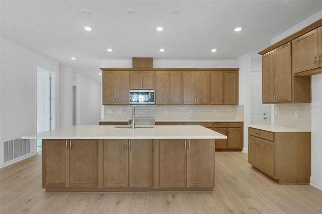 999 FIESTA KEY CIRCLE, Lady Lake, FL 32159