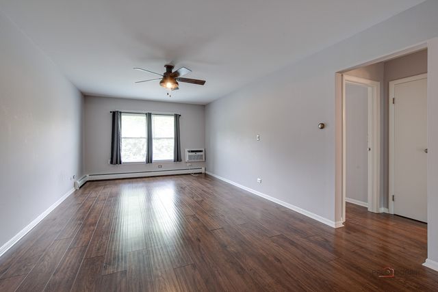 350 Brainerd Avenue 7B, Libertyville, IL 60048