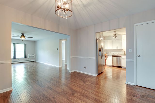 350 Brainerd Avenue 7B, Libertyville, IL 60048