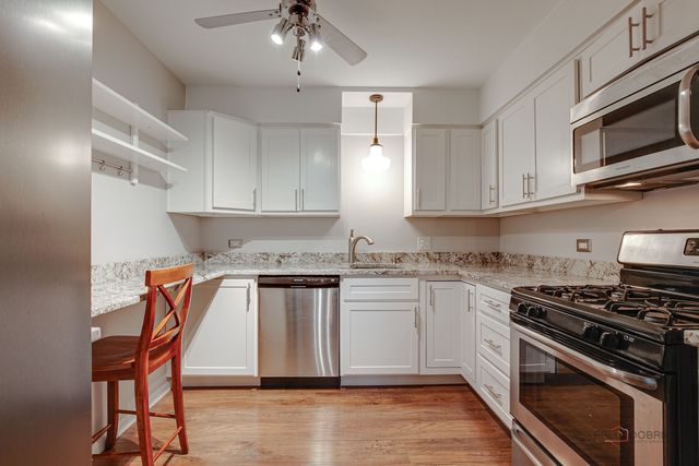 350 Brainerd Avenue 7B, Libertyville, IL 60048