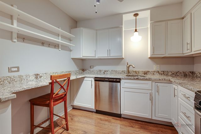 350 Brainerd Avenue 7B, Libertyville, IL 60048