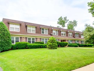 350 Brainerd Avenue 7B, Libertyville, IL 60048