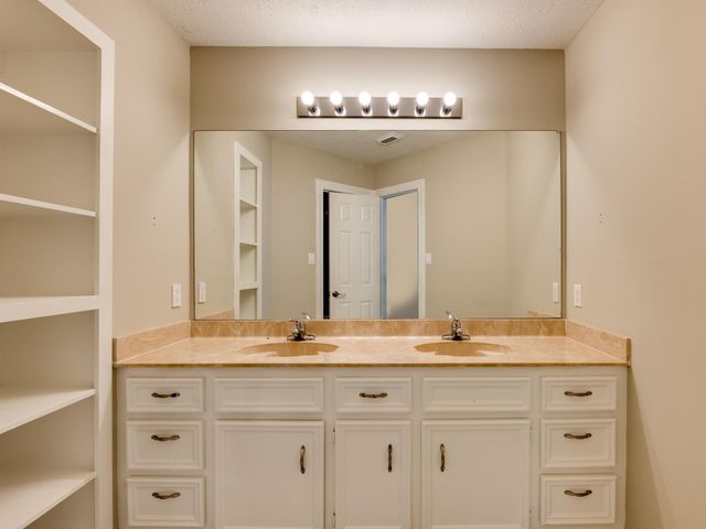 3944 Kristencreek LN, Round Rock, TX 78681