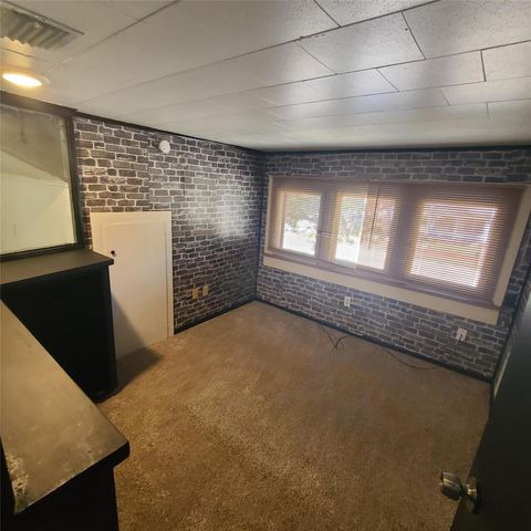 615 E Washington Street, Giddings, TX 78942
