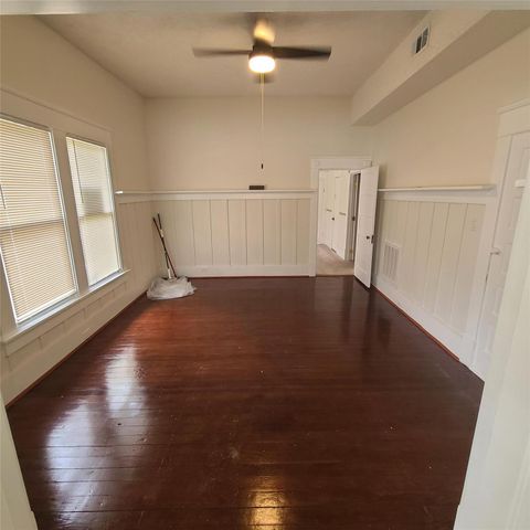 615 E Washington Street, Giddings, TX 78942