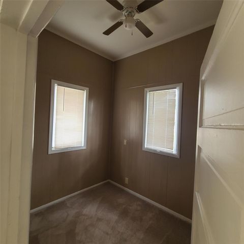 615 E Washington Street, Giddings, TX 78942