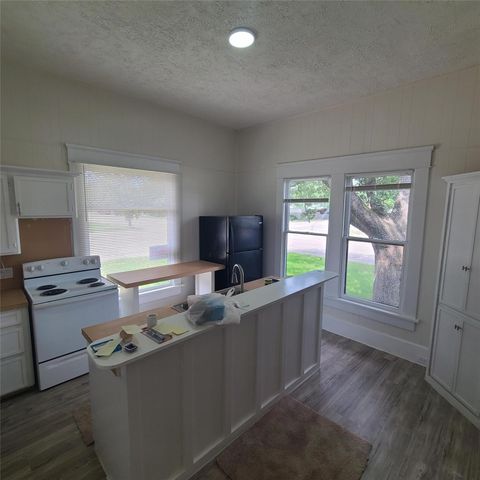 615 E Washington Street, Giddings, TX 78942