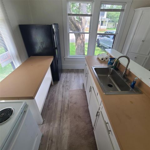 615 E Washington Street, Giddings, TX 78942