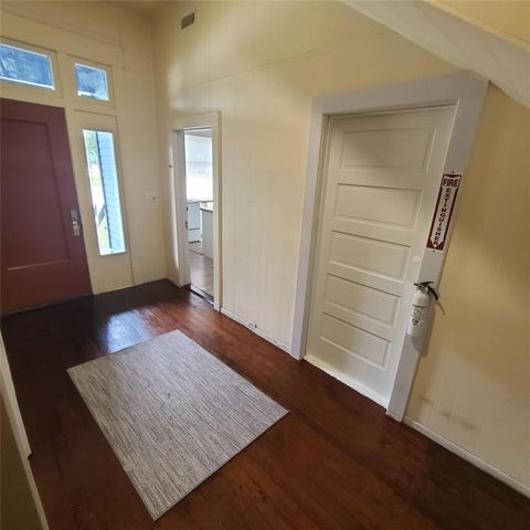 615 E Washington Street, Giddings, TX 78942