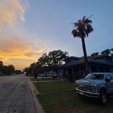 615 E Washington Street, Giddings, TX 78942