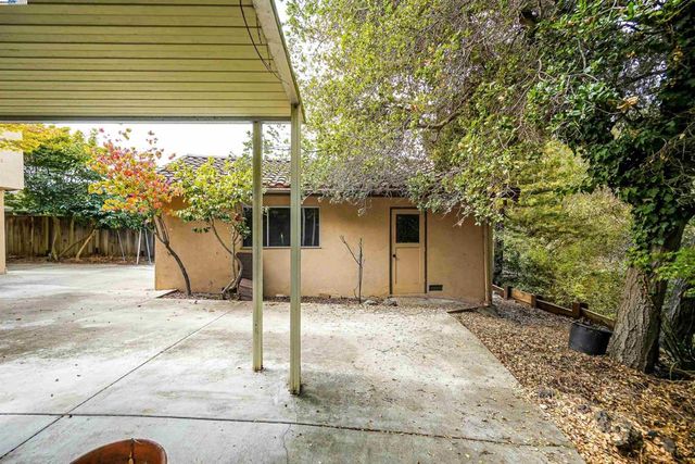 3246 Saddle Dr, Hayward, CA 94541