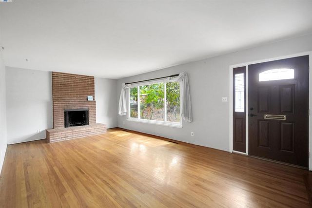 3246 Saddle Dr, Hayward, CA 94541