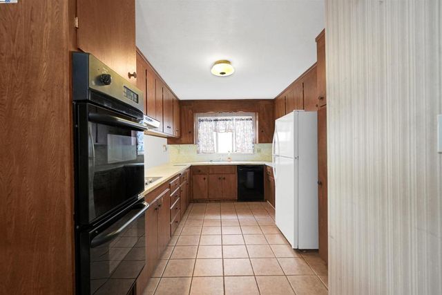 3246 Saddle Dr, Hayward, CA 94541