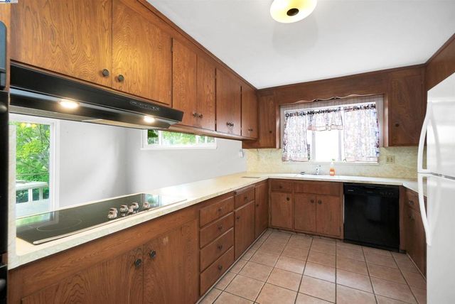 3246 Saddle Dr, Hayward, CA 94541