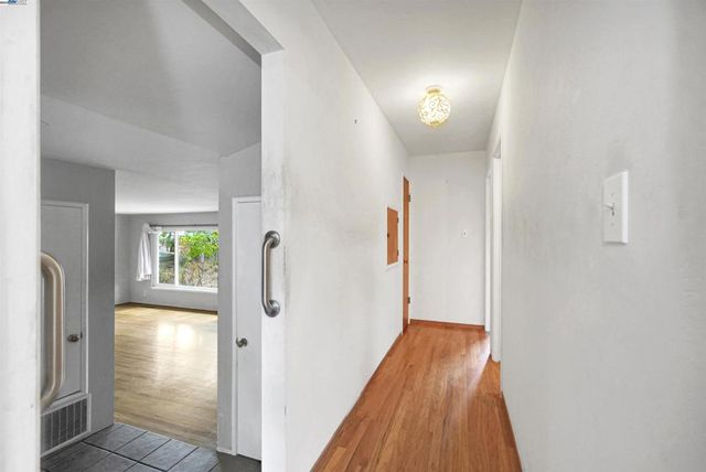 3246 Saddle Dr, Hayward, CA 94541