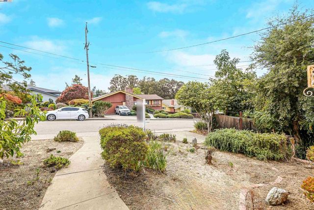 3246 Saddle Dr, Hayward, CA 94541