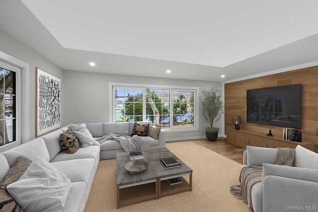 11 Entrance Road, East Hills, NY 11577