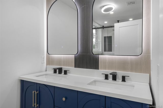 11 Entrance Road, East Hills, NY 11577