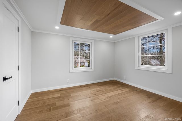 11 Entrance Road, East Hills, NY 11577